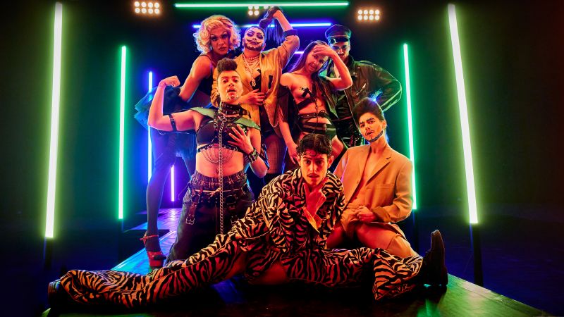 Anne with her entourage